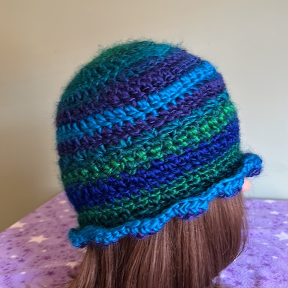 Crochet  peacock feather beanie medium soft satin acrylic yarn new - Picture 4 of 6